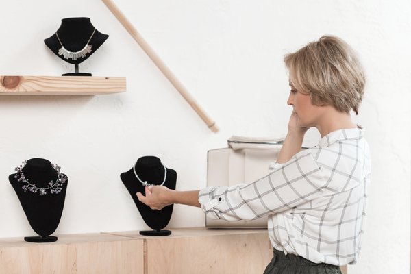 Explorez l'univers des bijoux fantaisie et maroquinerie à la française